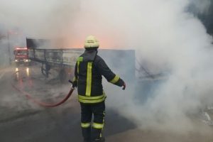 Alevlerden son anda kurtuldu