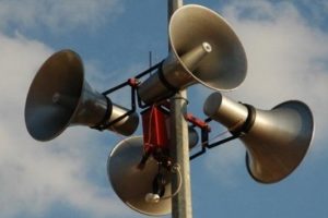 Belediye hoparl&ouml;r&uuml;nden anons: Başkan r&uuml;şvet parasıyla kumar oynuyor