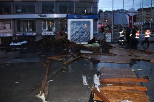 Zonguldak'ta fırtına ortalığı yerle bir etti