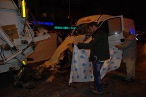 Minib&uuml;s &ccedil;&ouml;p kamyonuna &ccedil;arptı: 2 &ouml;l&uuml;
