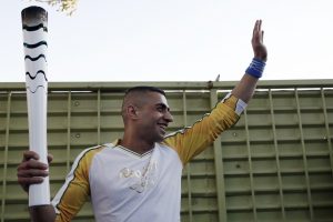 Suriyeli m&uuml;lteci olimpiyat meşalesini taşıdı