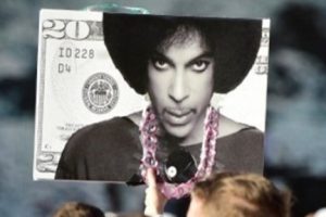 Prince'in &ouml;ld&uuml;ğ&uuml; g&uuml;n şişelenen yağmur suyu a&ccedil;ık artırmada