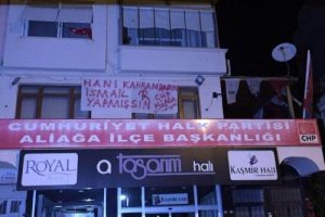 İzmir'de CHP'li gen&ccedil;lerden Kahraman'a tepki yazıları