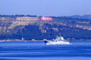 Rus savaş gemisi &Ccedil;anakkale Boğazı'ndan ge&ccedil;ti