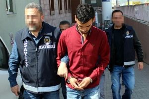 Ev kadınını dolandıran 2 ş&uuml;pheli yakalandı