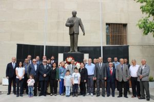 Bursa'da avukatlar Atat&uuml;rk Anıtına &ccedil;elenk sundu