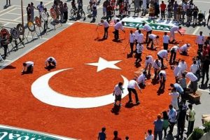 Baharattan yapılan T&uuml;rk Bayrağına ceza geldi!