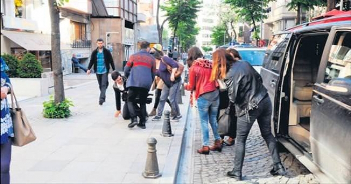 D&uuml;şen kameramana yardım...