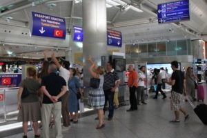 İngiliz polisler İstanbul'da su&ccedil;luyu kaybetti