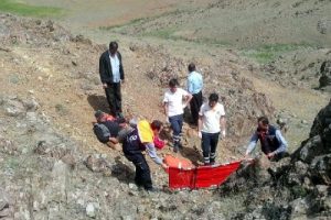 Kayalıklardan d&uuml;ş&uuml;p ayağı kırılan &ccedil;oban kurtarıldı