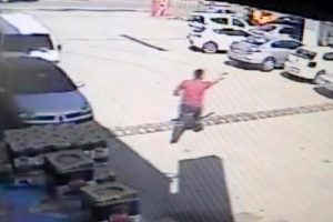 Damat-kayınpeder sokakta &ccedil;atıştı; 4 yaralı
