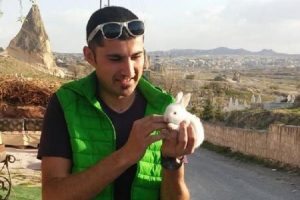 Otomobil takla attı; 7 ay &ouml;nce evlenen s&uuml;r&uuml;c&uuml; &ouml;ld&uuml;
