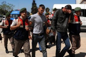Tarihi mozaiği jandarmaya satmaya &ccedil;alışırken yakalandılar