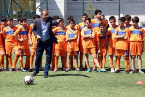 İsmail Kartal gen&ccedil;lerle buluştu