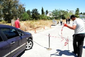 Arazisinden ge&ccedil;en caddeyi mahkeme kararıyla ulaşıma kapadı