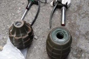 Yol kenarında 4 el bombası bulundu