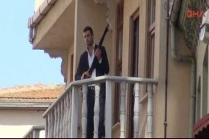 &Ccedil;ifte silahlı adam İstanbul Kumkapı'da balkondan para sa&ccedil;tı!