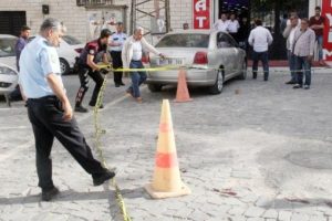 Şanlıurfa'da ateş a&ccedil;ılan otomobilin s&uuml;r&uuml;c&uuml;s&uuml; yaralandı