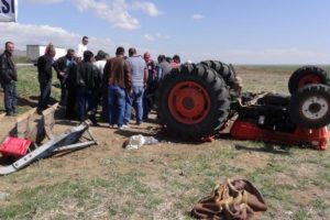 Takla atan trakt&ouml;r&uuml;n altında kalan &ccedil;ift&ccedil;i &ouml;ld&uuml;