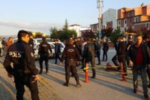 D&uuml;zce'de adliye &ouml;n&uuml;nde karşıt g&ouml;r&uuml;şl&uuml; iki grup arasında kavga