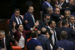 Meclis'te kavga &ccedil;ıktı
