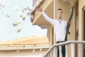 Silahlı adam Kumkapı'da para sa&ccedil;tı