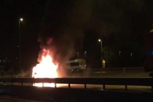 Belediyenin temizlik aracına &ccedil;arpan otomobil alev alev yandı