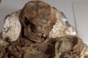4 bin 800 yıldır bebeğine bakıyor