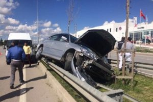 Otomobil bariyere &ccedil;arptı: 4 yaralı