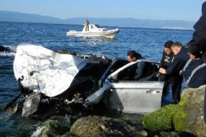 Bursa'da 70 metrelik u&ccedil;urumdan denize u&ccedil;an otomobilin s&uuml;r&uuml;c&uuml;s&uuml; &ouml;ld&uuml;