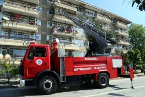 Ocakta unutulan yemek yandı, itfaiye pencereden girdi