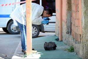 Kapısının &ouml;n&uuml;nde buldu, anında polisi aradı!