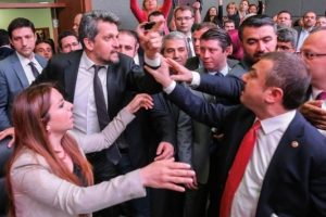 Meclis komisyonunda kavga &ccedil;ıktı!