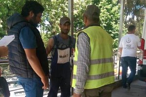 İş&ccedil;i sıcak asfalta d&uuml;şt&uuml;