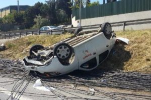 TIR'dan yola sa&ccedil;ılan demirler kazaya neden oldu: 1 yaralı