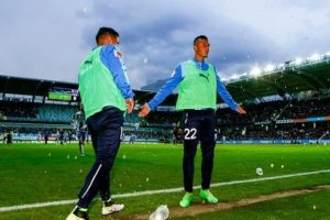 Malm&ouml;l&uuml; futbolcu korner direğini trib&uuml;ne fırlattı