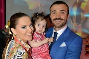 Demet Akalın iki dadıyla tatilde...