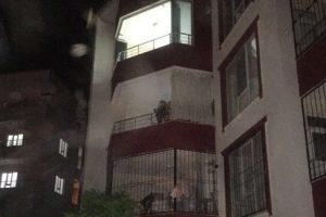 4. kattan d&uuml;şt&uuml;, 3. katın korkuluklarına tutundu