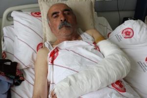 Muhtar, 72 yaşındaki k&ouml;yl&uuml;y&uuml; sopayla d&ouml;vd&uuml;