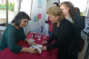 Gonca &Ouml;zmen, Bursa'da Nil&uuml;ferli kadınlarla bir araya geldi