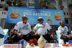En fazla acı biber yemek i&ccedil;in yarıştılar