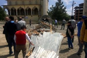 Eğilen minare iş makinesiyle yıkıldı