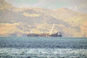 M&uuml;sellim Boğazı'nda karaya oturan gemiye vin&ccedil;li kurtarma