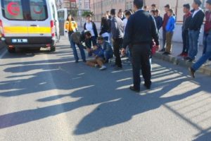 TEOG sınavına giderken otomobil &ccedil;arptı