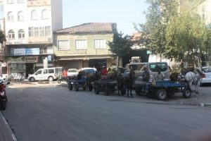 Bursa Mustafakemalpaşa'da at arabalarının yerine el arabası geldi
