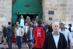 Bursa'da d&uuml;n patlamanın ger&ccedil;ekleştiği Ulucami'de bakanlar namaz kıldı