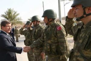 Davutoğlu Katar'daki T&uuml;rk askeri &uuml;ss&uuml;n&uuml; ziyaret etti
