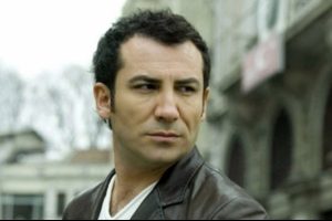 &Uuml;nl&uuml; şarkıcı Ferhat G&ouml;&ccedil;er kaza ge&ccedil;irdi