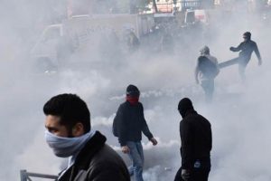 Fransa'da iş kanunu karşıtı eylemlerde &ccedil;atışmalar &ccedil;ıktı