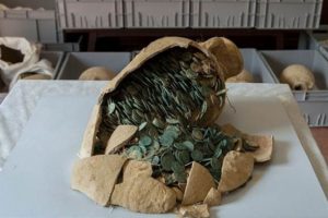 Roma d&ouml;neminden kalma 600 kilogram sikke buldular